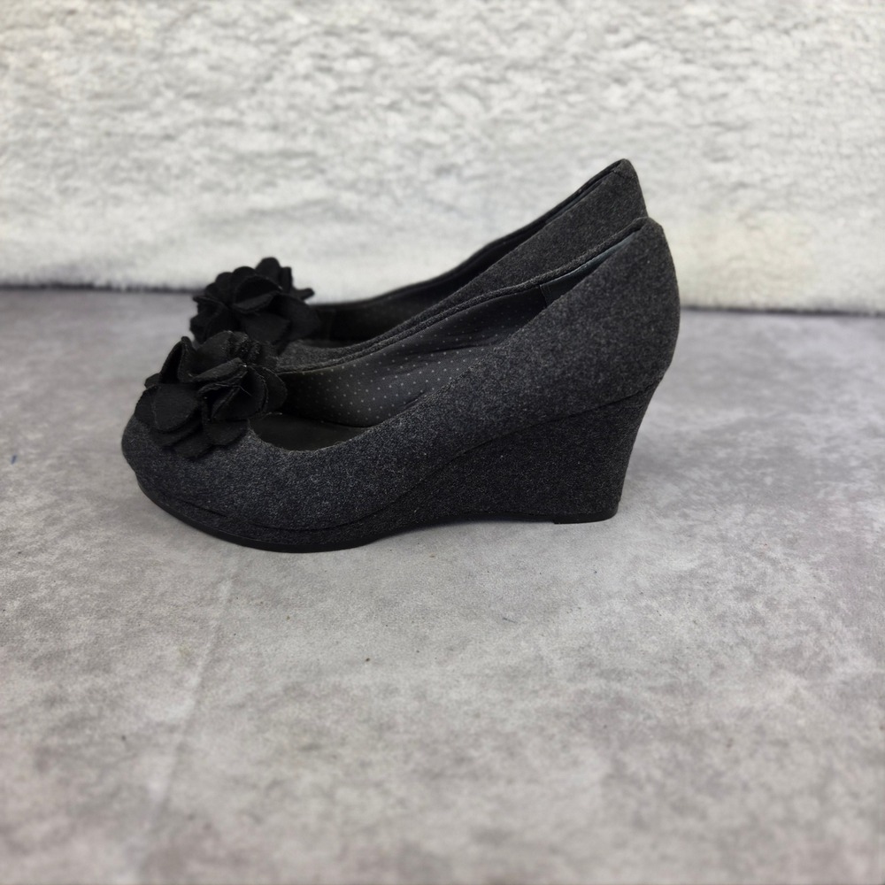Lindsay Phillips Kristen Wedge Pumps Grey Felt Floral Toe Round Toe Shoes 10M